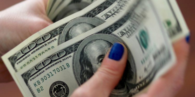 Sube el precio del dólar a más de 25 pesos previo al mensaje de AMLO