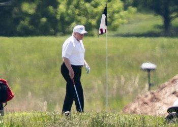 Trump juega golf mientras mueren 100 mil