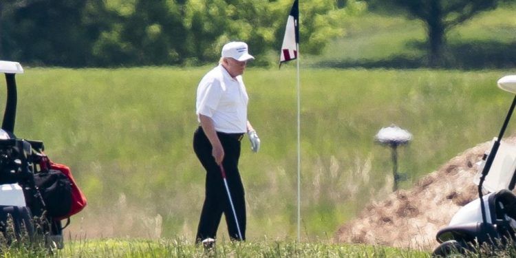 Trump juega golf mientras mueren 100 mil