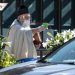 Sana distancia: sacerdote usa pistola de juguete para bendecir a feligreses