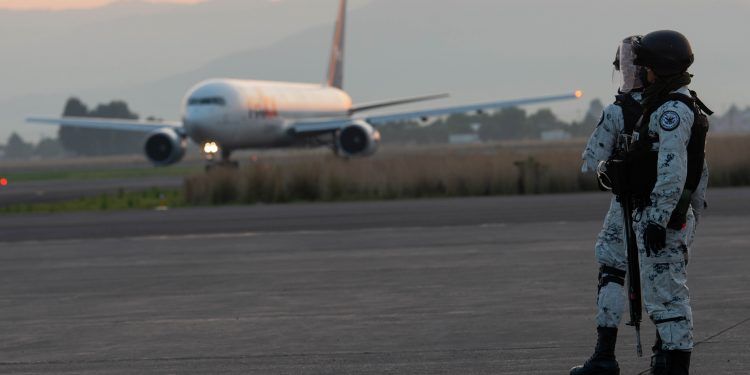 89 poblanos regresan a México por contingencia de COVID-19