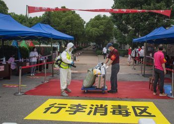 China reduce nivel de respuesta a pandemia