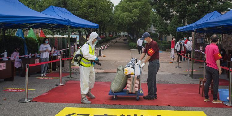 China reduce nivel de respuesta a pandemia