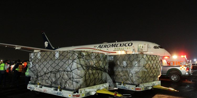 Vuelo 12 proveniente de China llega a México con insumos médicos para pandemia