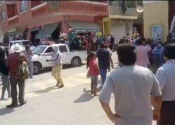 Pobladores de Coxcatlán cierran acceso al municipio y exigen renuncia del edil 