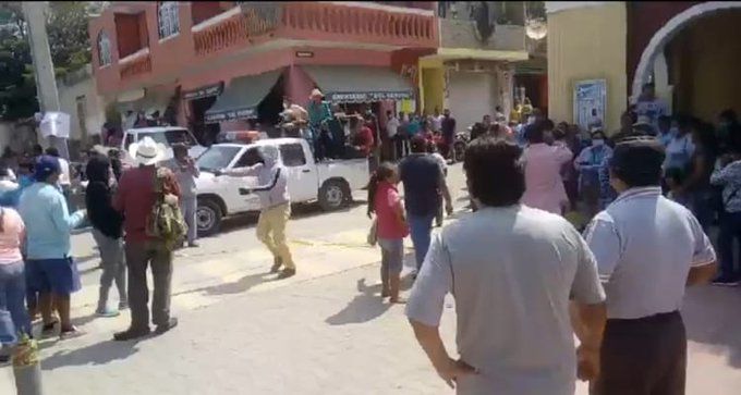 Pobladores de Coxcatlán cierran acceso al municipio y exigen renuncia del edil