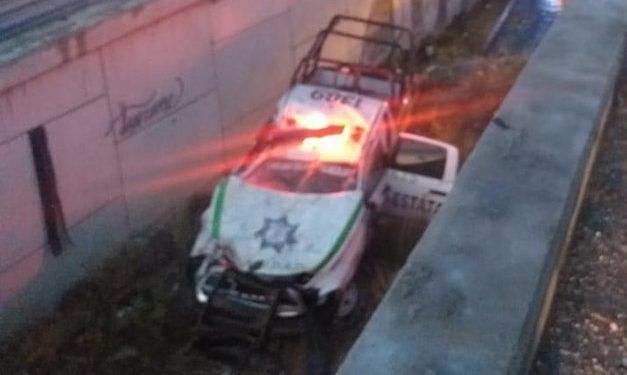Elementos de vialidad se accidentan al intentar detener a conductor que incumplió con el “Hoy No Circula”