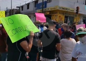 Manifestantes exigen a comerciantes liberar vialidad de Tehuacán