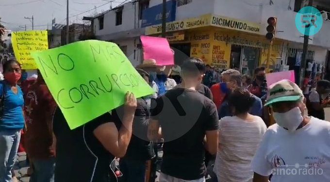 Manifestantes exigen a comerciantes liberar vialidad de Tehuacán
