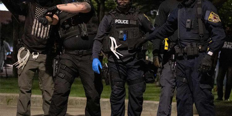 Policías agreden a periodistas en Mineápolis durante toque de queda