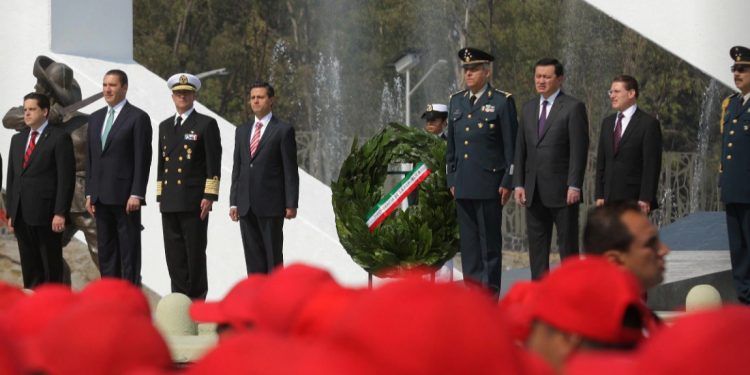 Al centro del podium, dos mandatarios