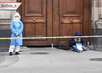 Paciente infectado con COVID-19 espera a López-Gatell afuera de Palacio Nacional