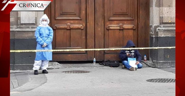 Paciente infectado con COVID-19 espera a López-Gatell afuera de Palacio Nacional