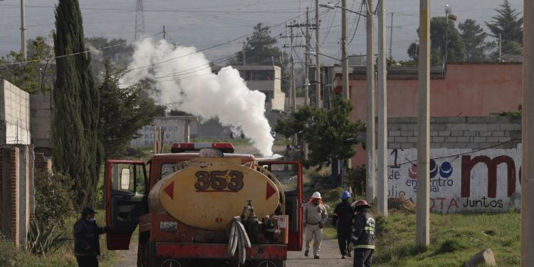Fuga de gas en toma clandestina en Amozoc, Puebla; evacuan a cerca de mil personas