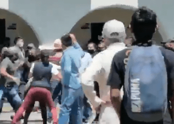 Policías de Huejotzingo desalojan a manifestantes de Antorcha Campesina que pedían despensas