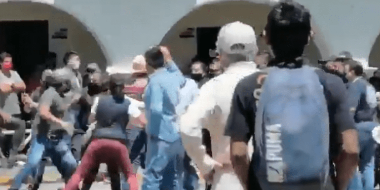 Policías de Huejotzingo desalojan a manifestantes de Antorcha Campesina que pedían despensas