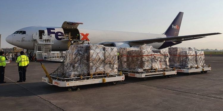 Llega de EU tercer avión con insumos para atender COVID-19