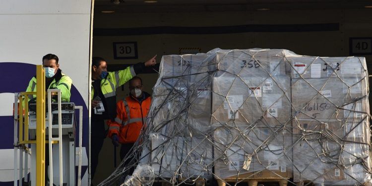 Llega a México segundo vuelo con ventiladores de EUA