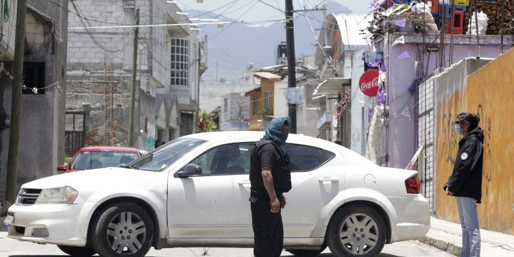 Fiscalía de Puebla catea cuatro inmuebles en búsqueda de alcohol adulterado