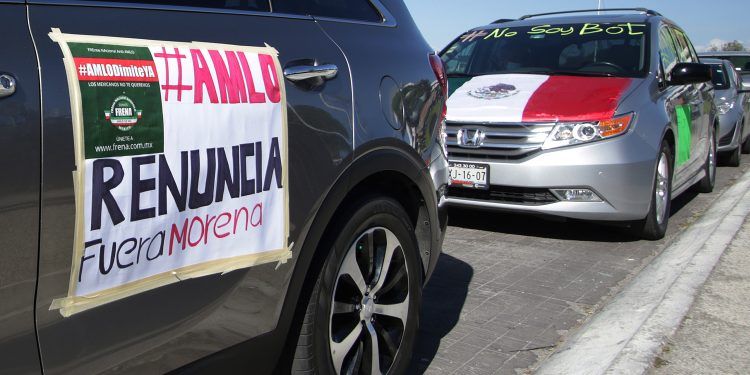 Frente Nacional Anti-AMLO exige en caravana la renuncia del presidente