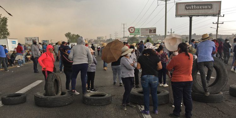 Pobladores de Coronango bloquean la México-Puebla; exigen renuncia del edil Antonio Teutli