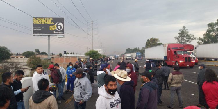 Miahuaquenses bloquean la México-Puebla