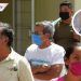 ¿Para respirar mejor? Mujer de EU indigna a redes por hacer agujero en cubrebocas