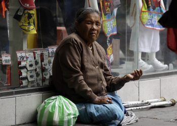 Los abuelos, entre coronavirus y el abandono de sus familias