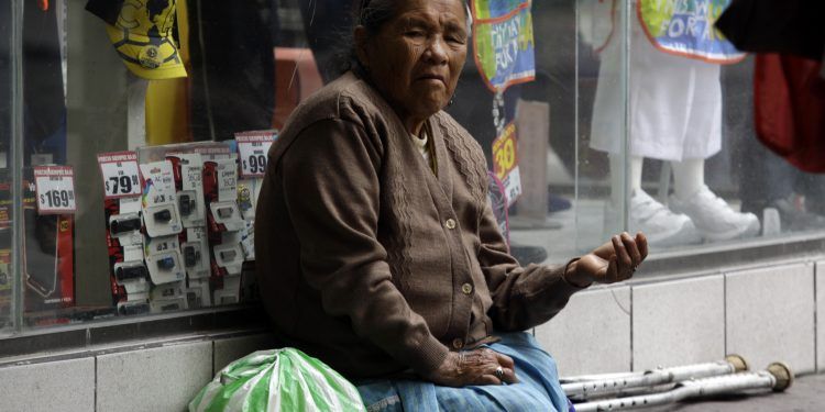 Los abuelos, entre coronavirus y el abandono de sus familias