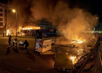 Alcalde de Minneapolis decreta toque de queda ante protestas