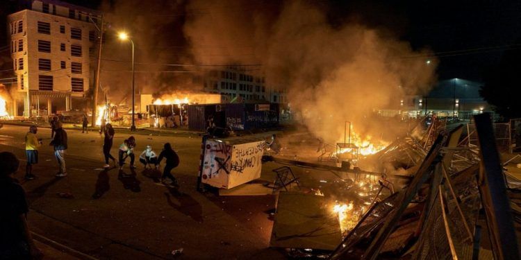 Alcalde de Minneapolis decreta toque de queda ante protestas