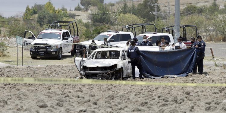 En Puebla linchan y queman a dos presuntos delincuentes