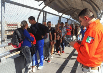 Atrapados entre dos fronteras y sin auxilio