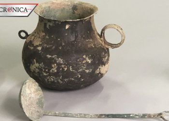 Arqueólogos de China descubren vasija milenaria con extraño líquido en su interior