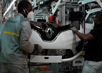 Macron ofrece apoyo a la industria automotriz de Francia