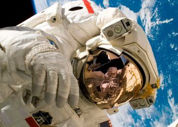 ¿Por qué no se puede silbar al usar un traje espacial? Astronauta lo explica