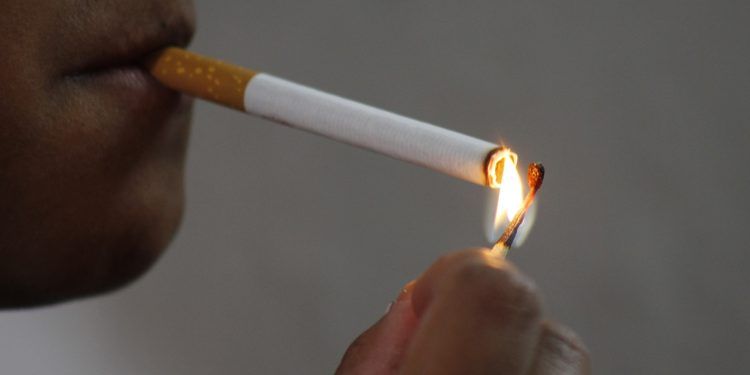 Desmiente la OMS que fumar proteja del COVID-19