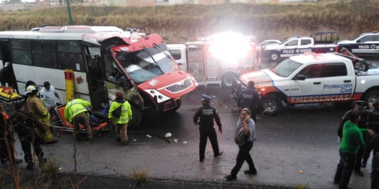 Camión de la Ruta Amozoc vuelca en el Periférico de Puebla y deja al menos 16 lesionados