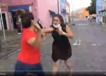 Locatarios de «El Parián» agreden a golpes a reportera y camarógrafo 