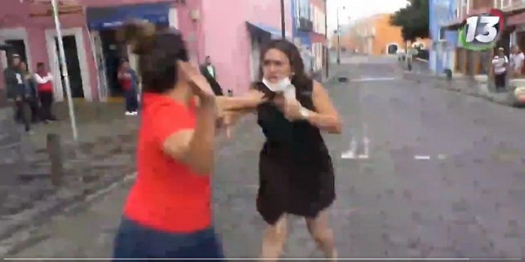 Locatarios de «El Parián» agreden a golpes a reportera y camarógrafo 
