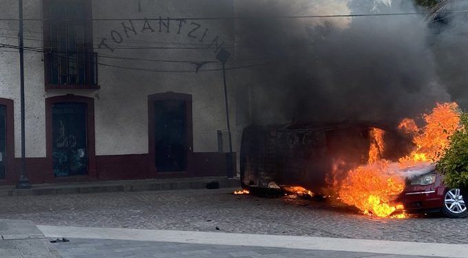 Pobladores de Tonanzintla confunden a policías con ladrones e intentan lincharlos
