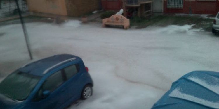 Granizada pinta de blanco calles de Misiones de San Francisco en Puebla