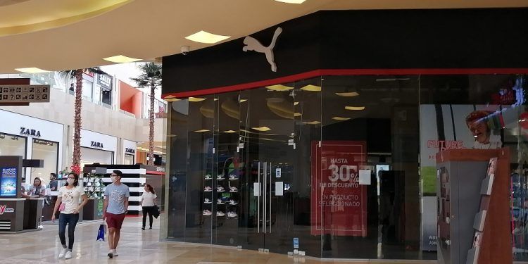 Centros comerciales, de los más afectados por la contingencia