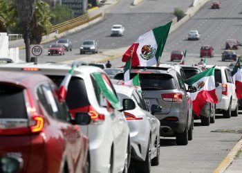 En caravana de autos, poblanos vuelven a manifestarse contra AMLO