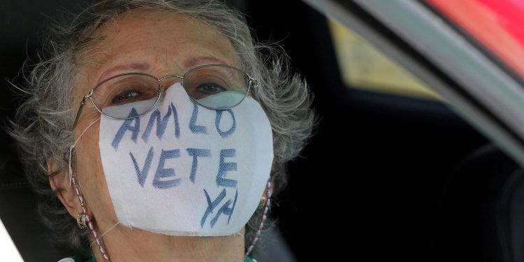 En caravana de autos, poblanos vuelven a manifestarse contra AMLO