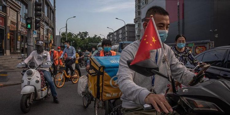 Un nuevo brote de COVID-19 en el principal mercado de Pekín dispara las alarmas en China