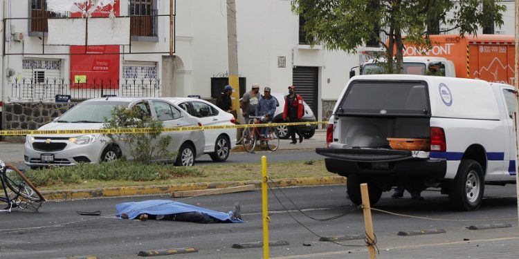 Ciclista muere tras colisionar contra motopatrulla en San Pedro Cholula