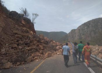 Temblor provoca derrumbe en la carretera Oaxaca-Istmo