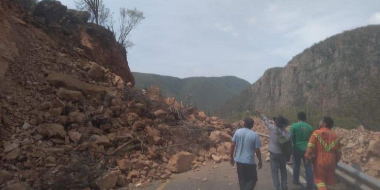 Temblor provoca derrumbe en la carretera Oaxaca-Istmo