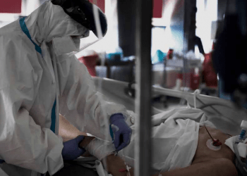 El terror en los ojos de quienes van a morir en soledad por Covid